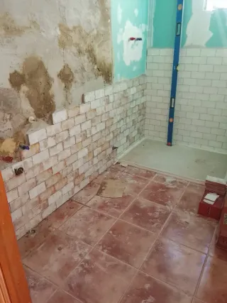 Herramientas para alicatar baños