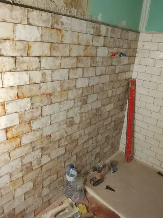 Herramientas para alicatar baños