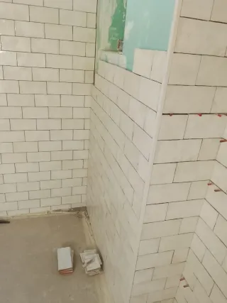 Herramientas para alicatar baños