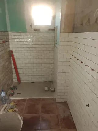 Herramientas para alicatar baños