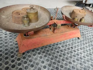 Báscula antigua de hierro con pesas