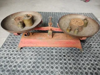 Báscula antigua de hierro con pesas