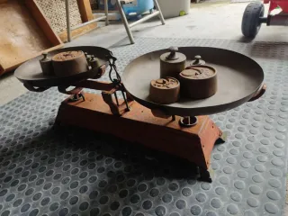 Báscula antigua de hierro con pesas