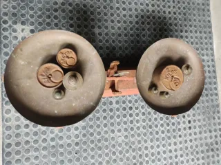 Báscula antigua de hierro con pesas