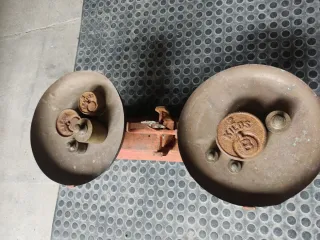 Báscula antigua de hierro con pesas
