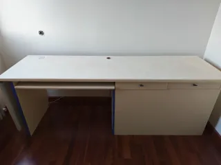 Escritorio beige y azul con bandeja