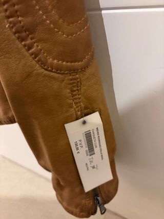 Cazadora efecto piel marrón