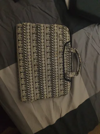Bolsa portátil Evitta elefantes beige y negro