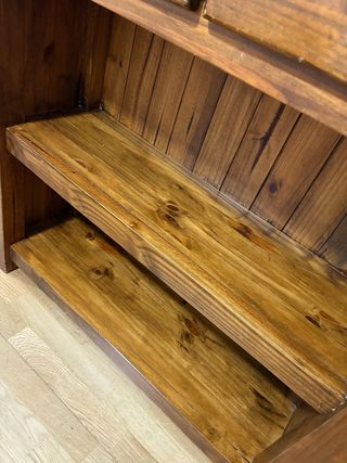 Estantería de madera con cajones