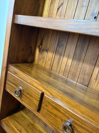 Estantería de madera con cajones