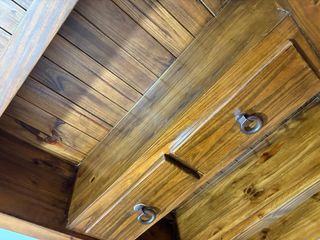 Estantería de madera con cajones