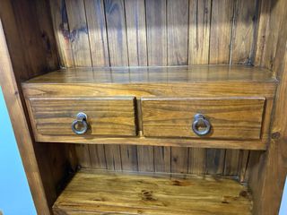 Estantería de madera con cajones