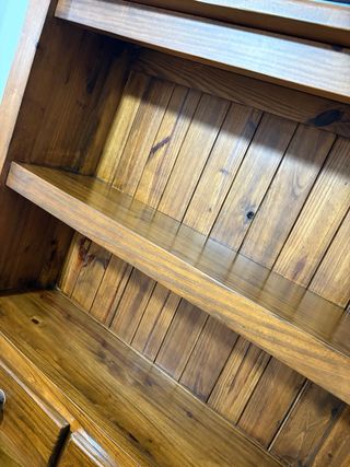 Estantería de madera con cajones