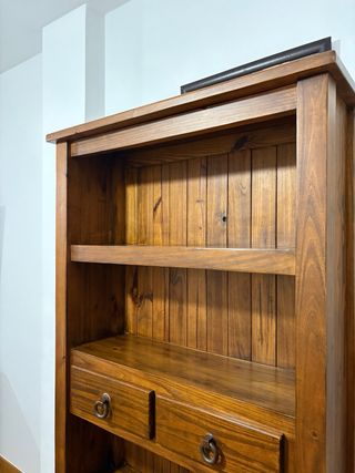 Estantería de madera con cajones