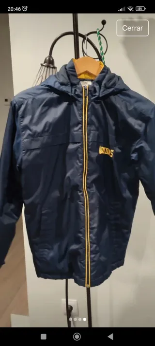 Chaqueta Adidas azul y dorada