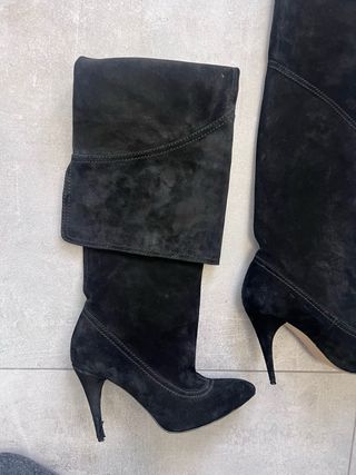 Stivali alti in camoscio nero con tacco