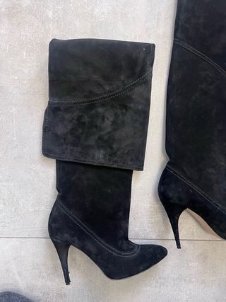 Stivali alti in camoscio nero con tacco