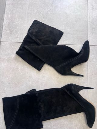 Stivali alti in camoscio nero con tacco
