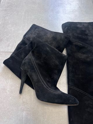 Stivali alti in camoscio nero con tacco