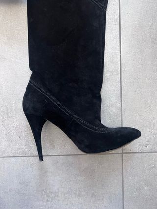 Stivali alti in camoscio nero con tacco