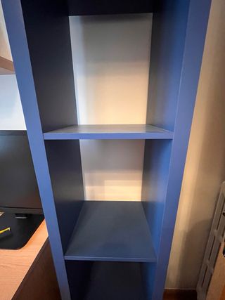 Estantería azul de madera