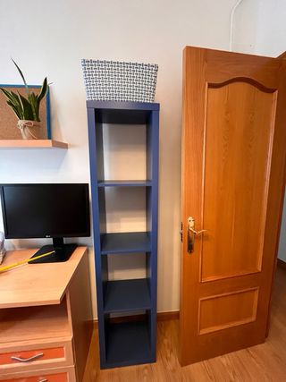 Estantería azul de madera
