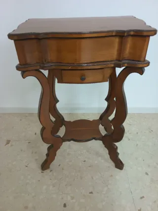 Costurero de madera con cajón