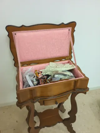 Costurero de madera con cajón