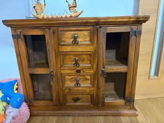 Aparador de madera con puertas de cristal