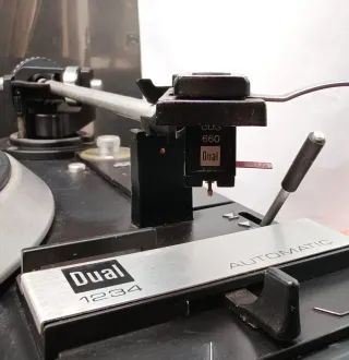 Tocadiscos Dual-Bettor EF-144 con amplificador