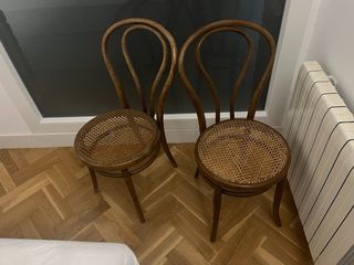2 Sillas de Madera con Asiento de Mimbre