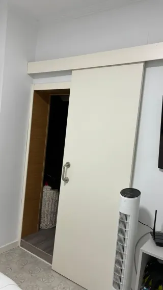 Puerta corredera blanca