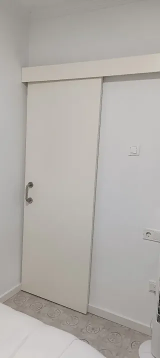 Puerta corredera blanca