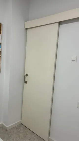 Puerta corredera blanca