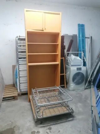 Mueble con cama plegable de madera