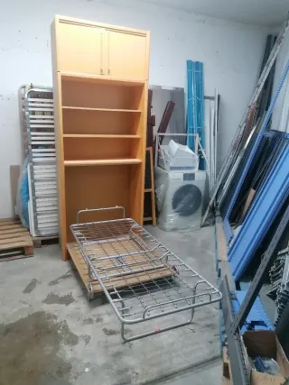 Mueble con cama plegable de madera