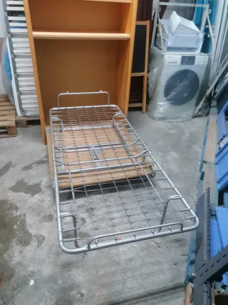 Mueble con cama plegable de madera