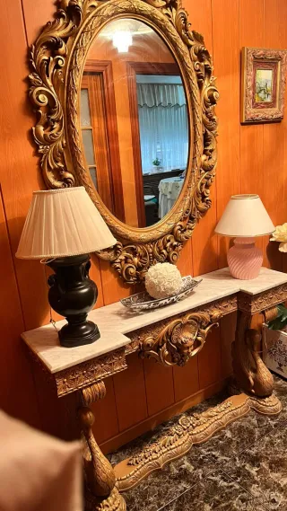 Mueble de entrada con espejo dorado