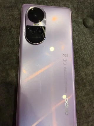Móvil OPPO morado seminuevo