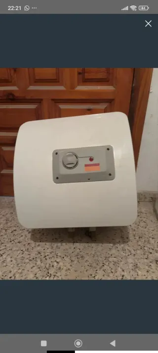 Calentador de agua blanco