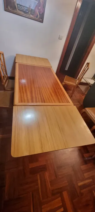 Mesa comedor extensible de madera maciza.