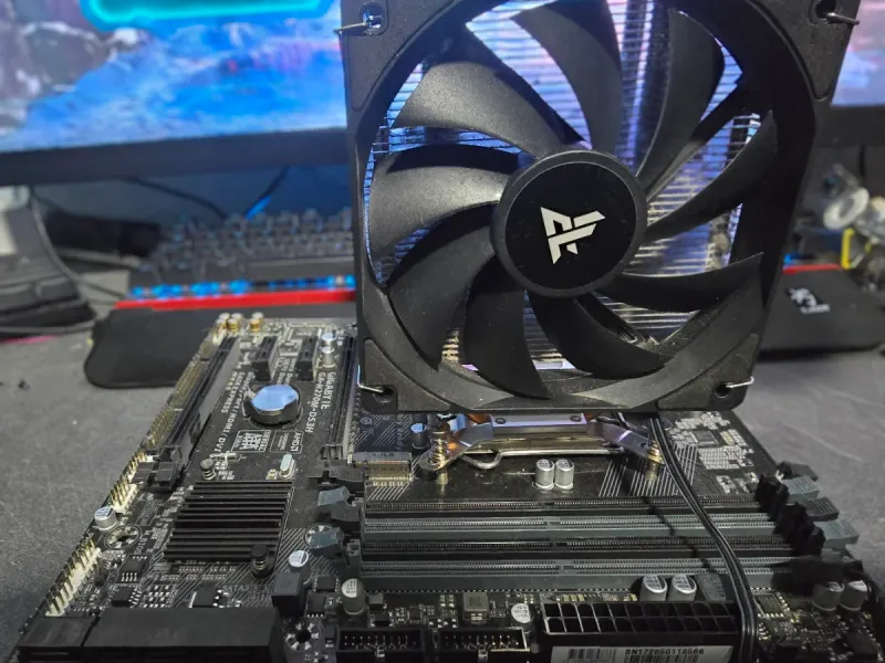Placa Gigabyte H270M-DS3H + i3 7100 + disipador afbeelding 3