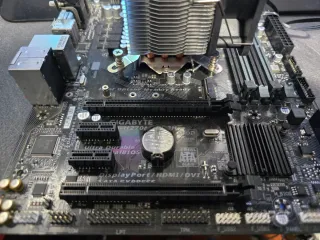Placa Gigabyte H270M-DS3H + i3 7100 + disipador