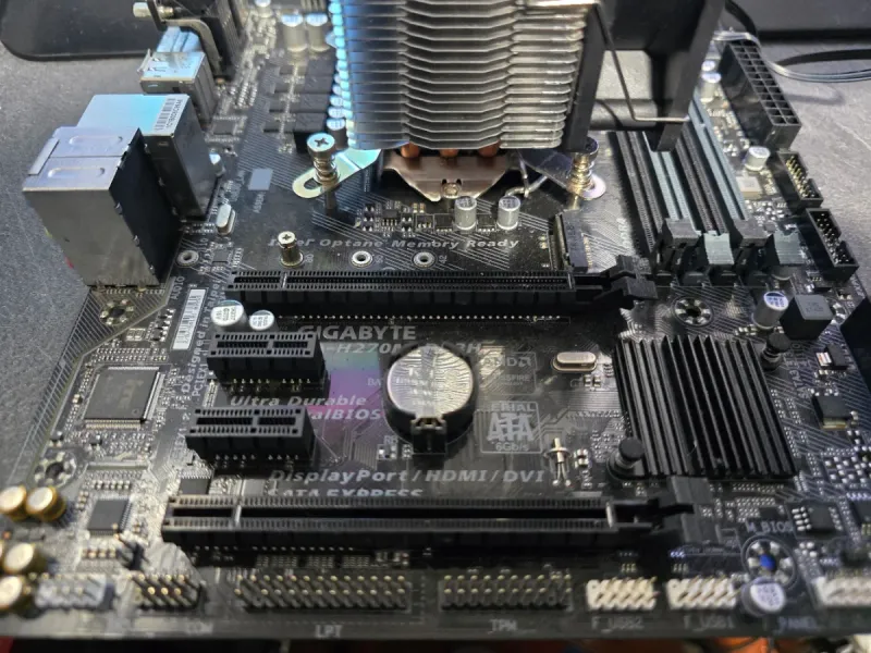 Placa Gigabyte H270M-DS3H + i3 7100 + disipador afbeelding 4