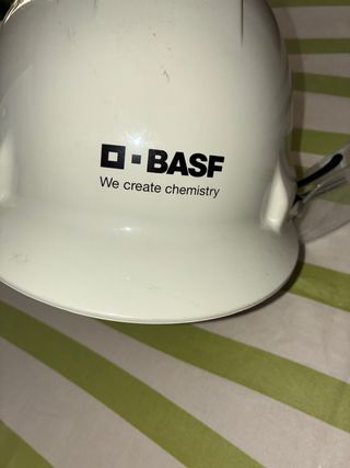 Casco BASF   de protección y gafas