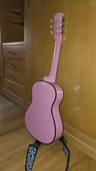 Guitarra rosa infantil