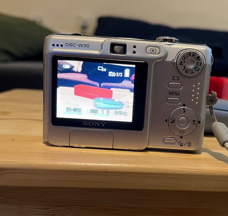 Cámara Vintage Sony Cyber-shot DSC-W30 + Cargador afbeelding 7