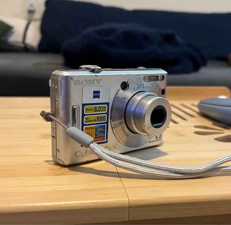 Cámara Vintage Sony Cyber-shot DSC-W30 + Cargador afbeelding 8