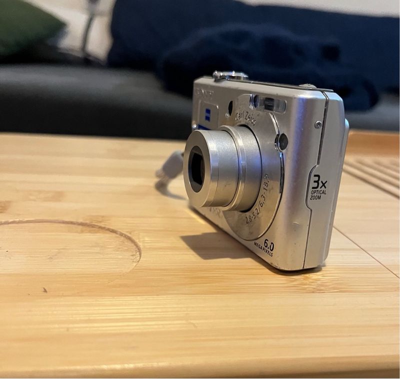 Cámara Vintage Sony Cyber-shot DSC-W30 + Cargador afbeelding 6