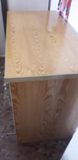 Escritorio de pino con cajones